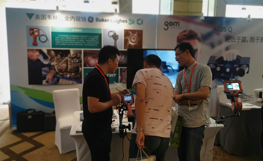 北京韋林意威特工業(yè)內(nèi)窺鏡有限公司的技術(shù)人員，正在為與會(huì)者介紹韋林工業(yè)內(nèi)窺鏡在汽車(chē)檢測(cè)方面的應(yīng)用